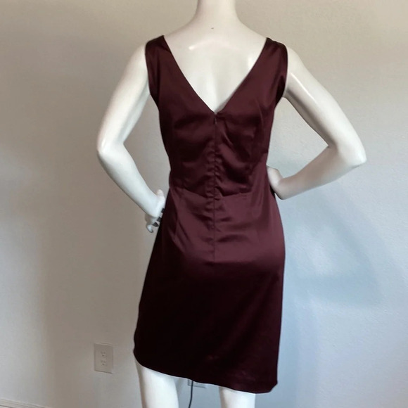 T Tahari Wine Plum Purple V-Neck Sleeveless Ruched Satin Mini Dress Size 10 - Picture 4 of 6